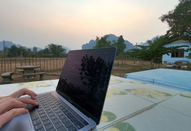 How to Become a Digital Nomad in 2023 | 10 Things to Do Before You Quit Your 9 to 5 Job