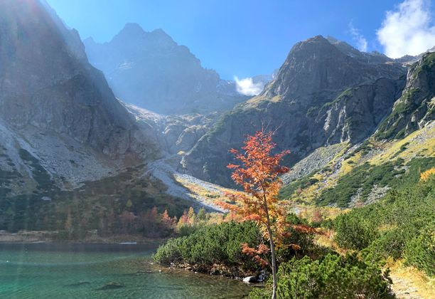 Początek jesieni w Tatrach. Jahňací štít i Zelené pleso, Vysoké Tatry (Słowacja).
