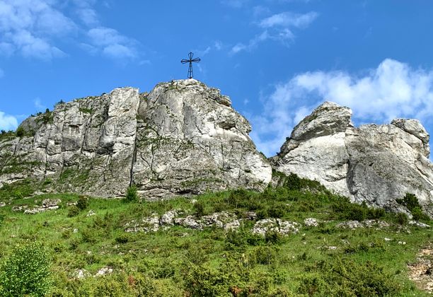 Miniaturowy Giewont w Olsztynie. Wapienne ostańce, ruiny zamku i góry, które nie są Górami.
