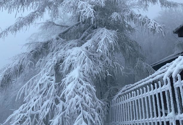 Piękny zimowy Luboń Wielki. Duuużo śniegu, klimatyczne schronisko, mors i przecieranie szlaku.