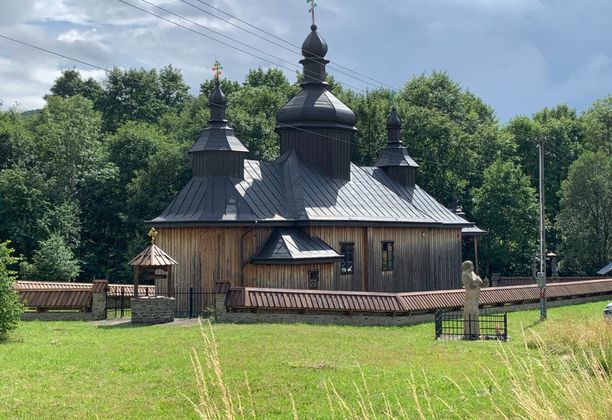 Dwie cerkwie we wsi Бортне. Wodospad, diabli kamień i puste szlaki, czyli relaksujący Beskid Niski.