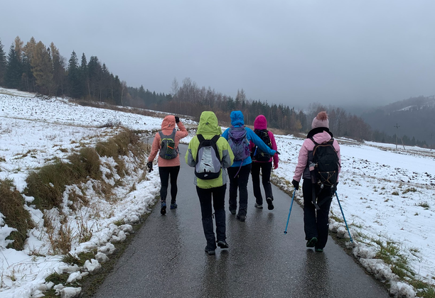 Co kryją beskidzkie kapliczki. Listopadowy spacer na Koskową Górę i Parszywkę (Beskid Makowski).