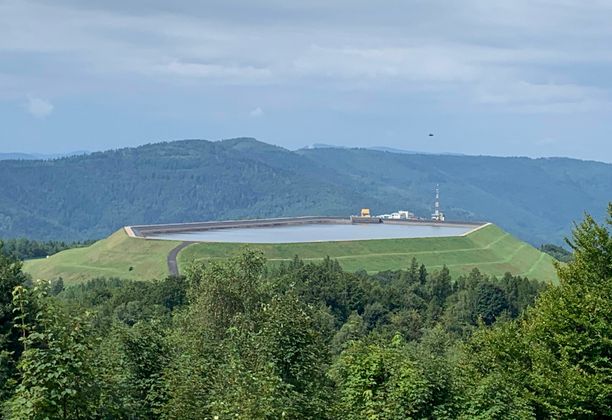 Żar widziany z góry, emaliowane tabliczki i... kamienny szałas. Beskid Mały w deszczowy dzień. 