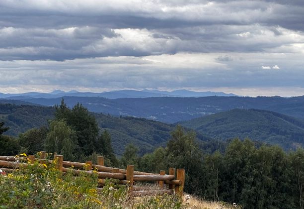 Pociągiem na Lipowski Groń. Skoczów - Równica - Trzy Kopce Wiślańskie - Cyrla -Wisła (Beskid Śląski)