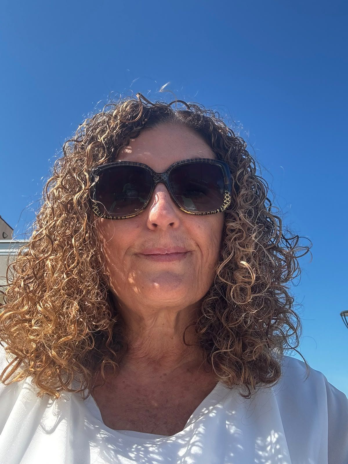 PHOTO: @crmilazz looking at the sea with sunglasses, the menu on the table