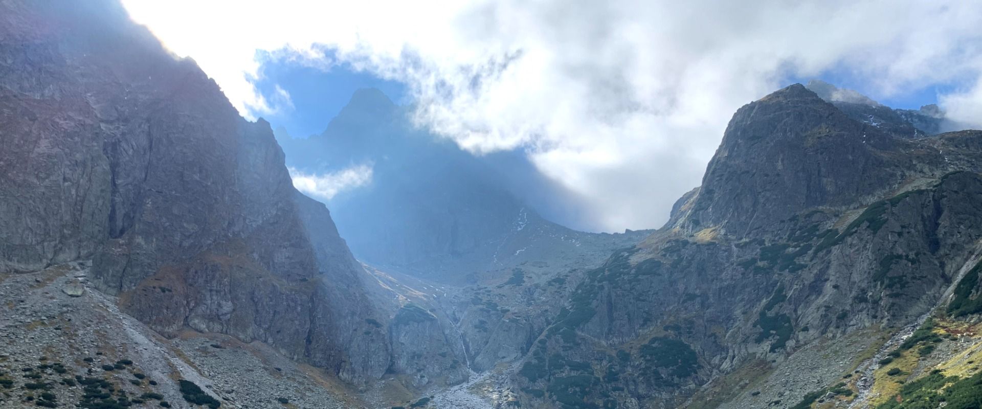 Początek jesieni w Tatrach. Jahňací štít i Zelené pleso, Vysoké Tatry (Słowacja).
