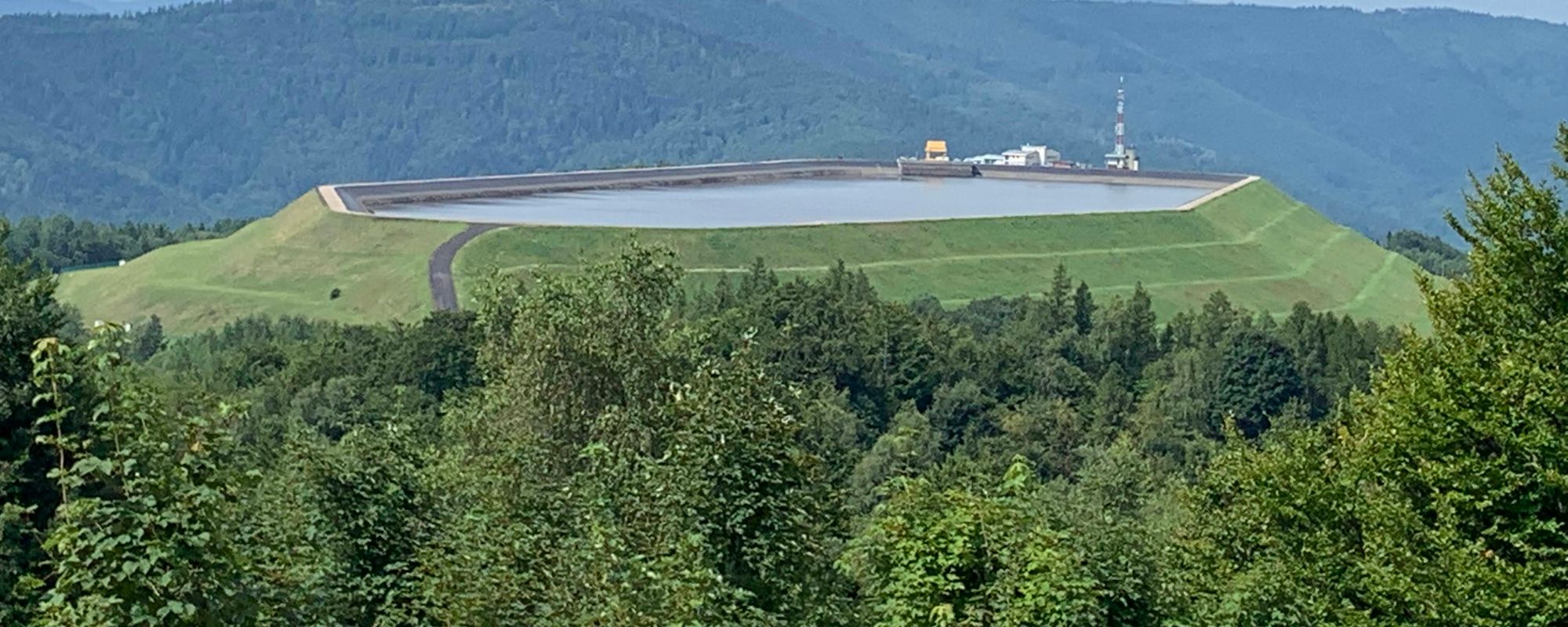 Żar widziany z góry, emaliowane tabliczki i... kamienny szałas. Beskid Mały w deszczowy dzień. 