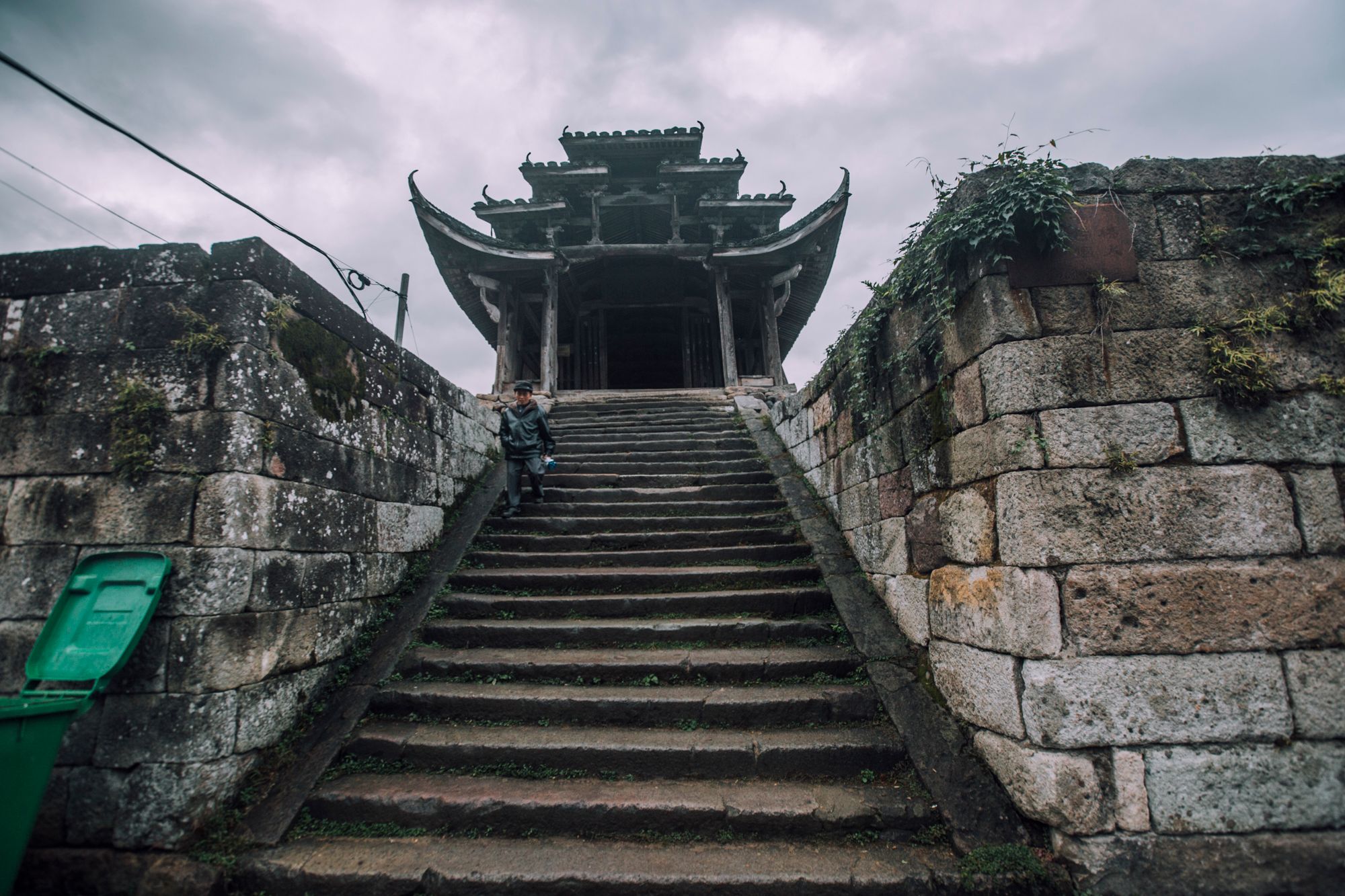 穿越百年历史的廊桥 Through the centuries-old covered bridge