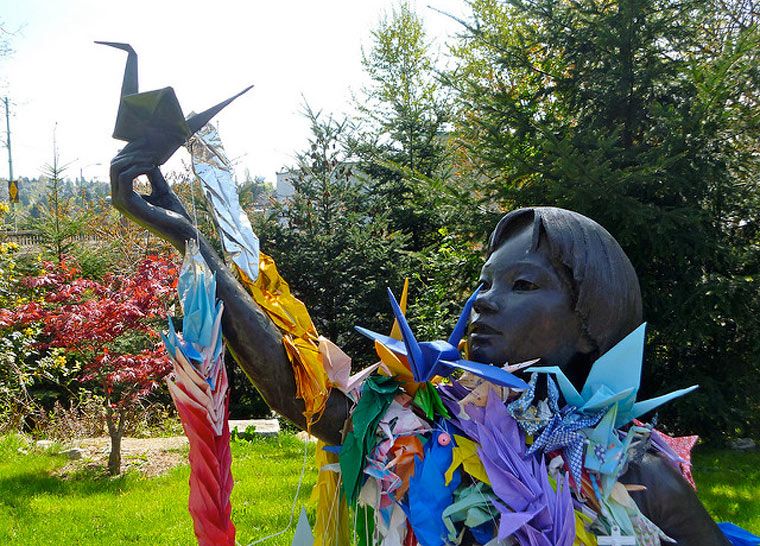 "1000 cranes for Sadako" (1000 cranes and 1000 stories – Crane 1) :: "1000 Kraniche für Sadako" (1000 Kraniche und 1000 Geschichten – Kranich 1) [EN/DE/NI]
