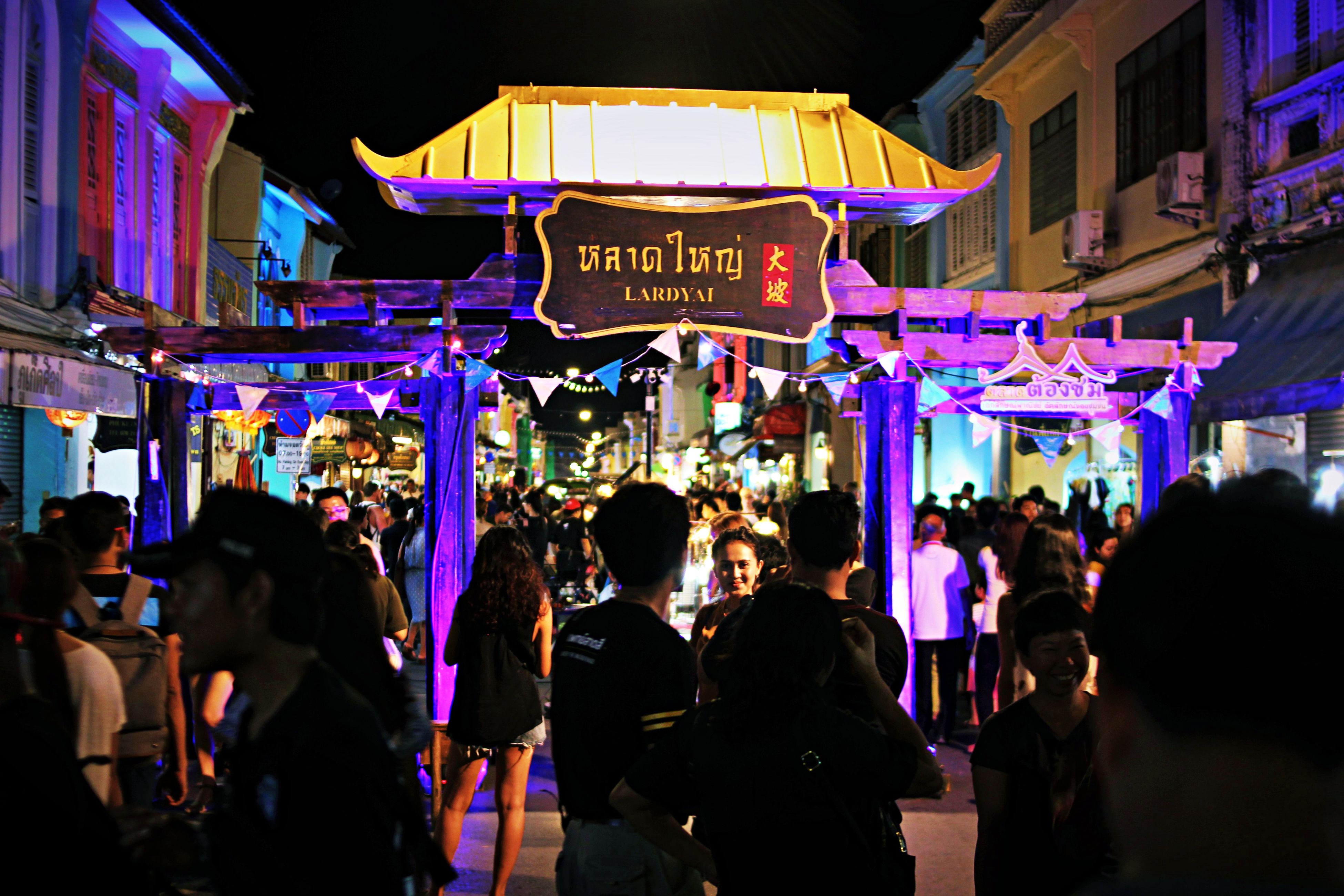 [Discovering Phuket] - 🍗🍔 Old Town Night Market 🍲🍣 in Walking Street