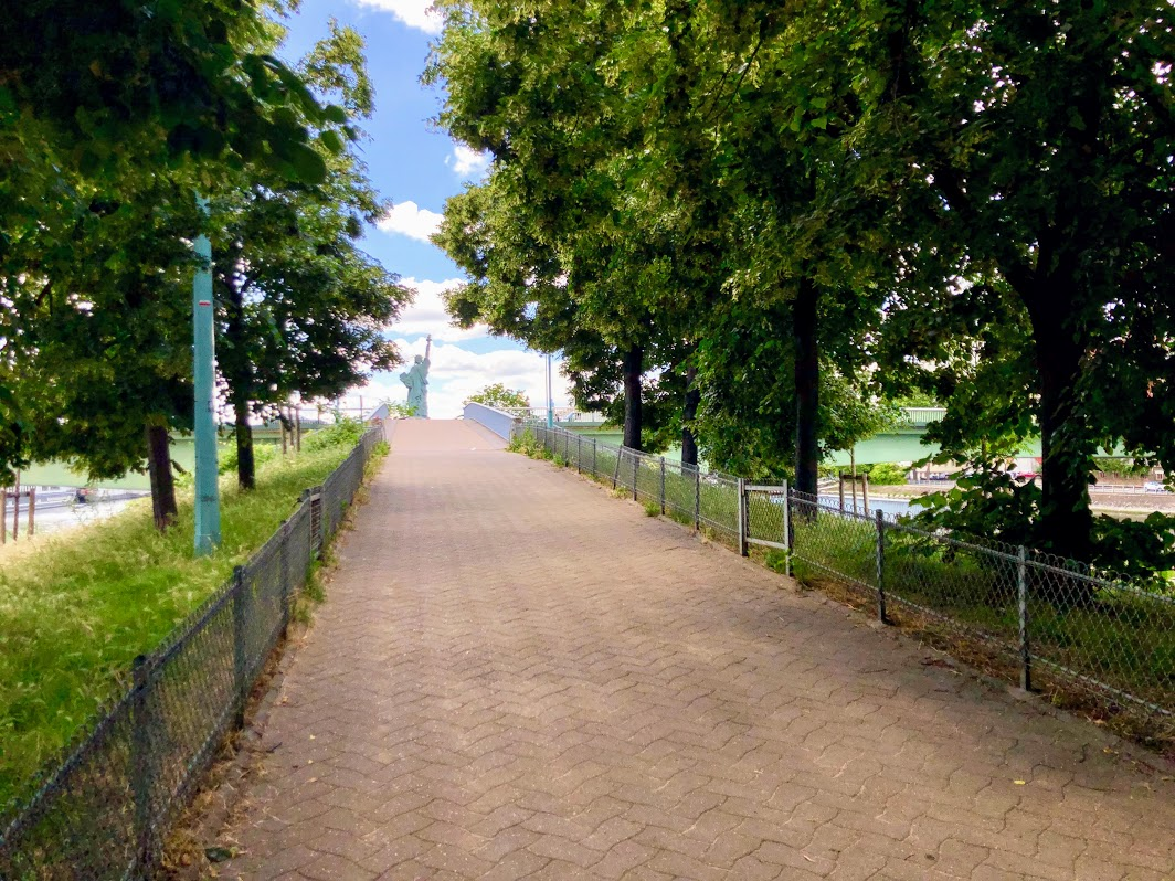 Entre le pont de Grenelle et celui de Bir-Hakeim : l'allée des cygnes
