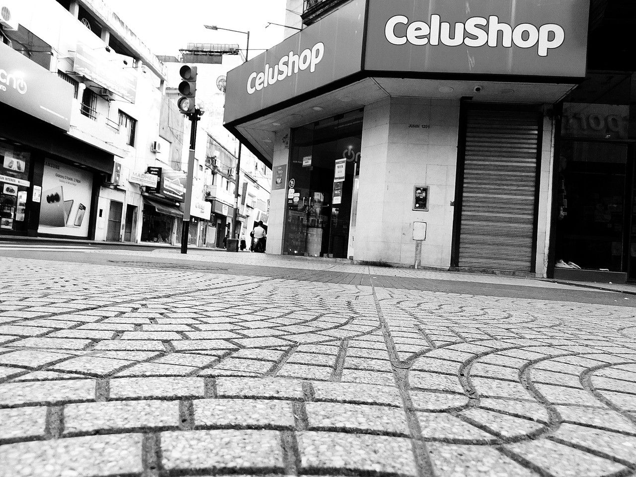Waiting for customers to approach (My entry for the "monomad" challenge) [Esp/Eng].