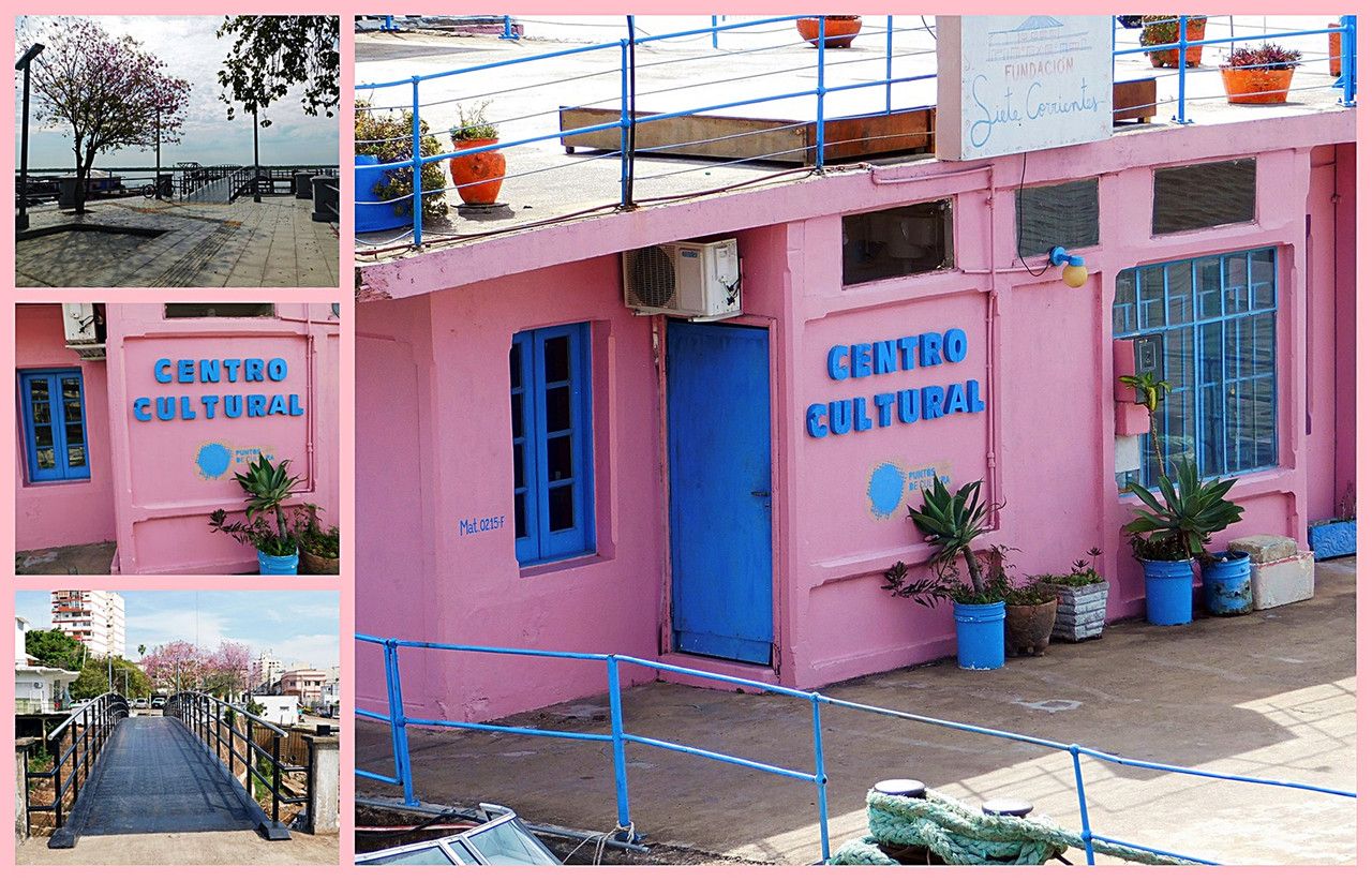 Visiting the city's cultural center (Spanish/English).