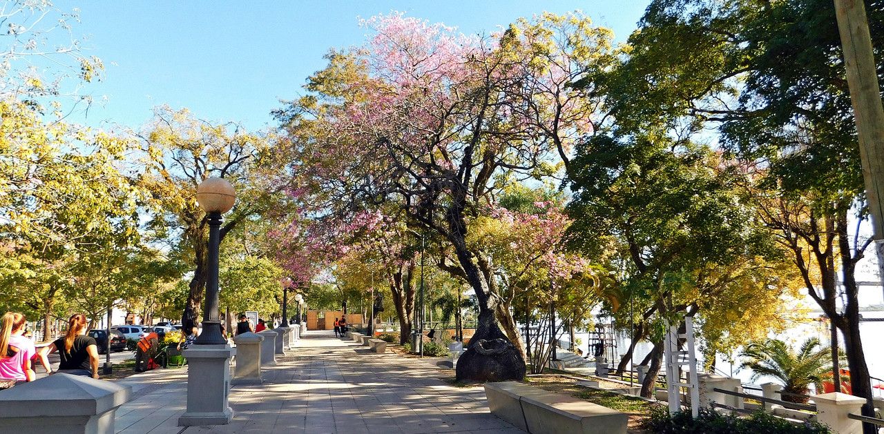 Let's walk to two emblematic places in Corrientes (Es-Eng)