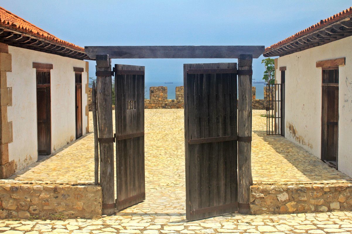 Time has consumed the "Fortin de la Magdalena" but not their stories