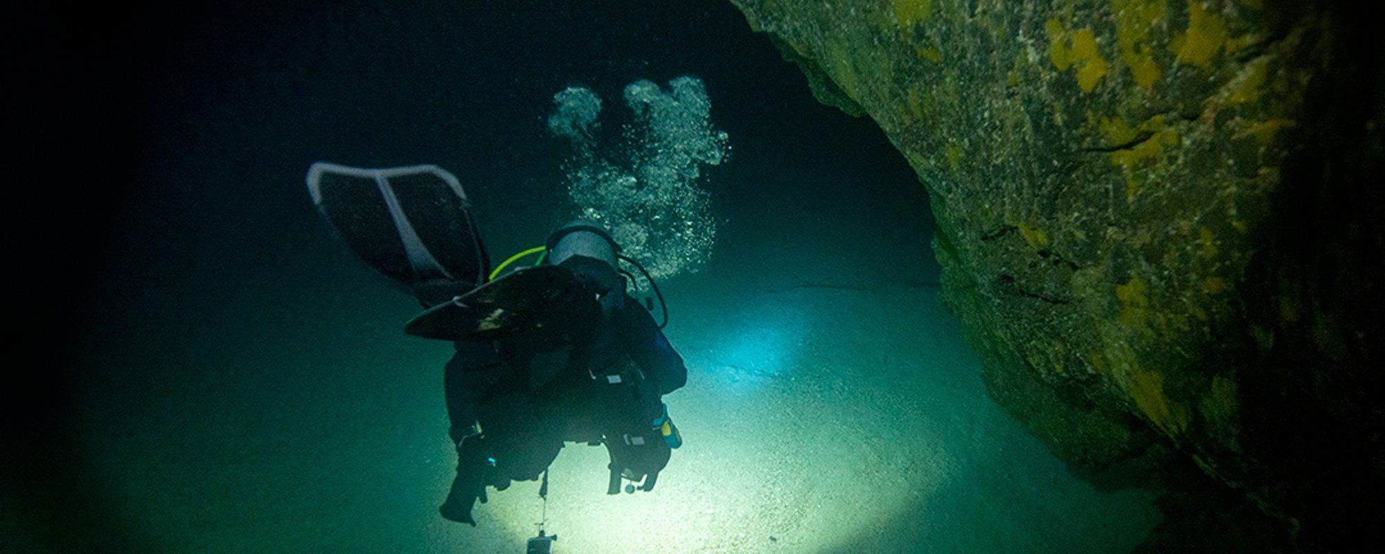 PLONGEE DANS UN TUBE DE LAVE - CAP VERT