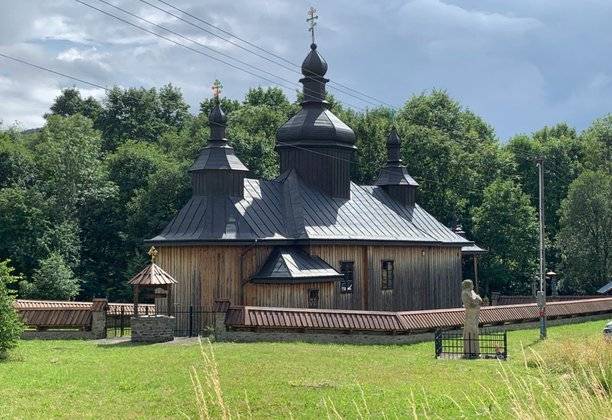 Dwie cerkwie we wsi Бортне. Wodospad, diabli kamień i puste szlaki, czyli relaksujący Beskid Niski.