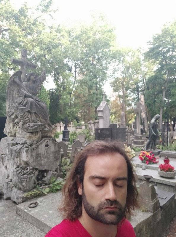 Cemeteries are perfect for meditation!