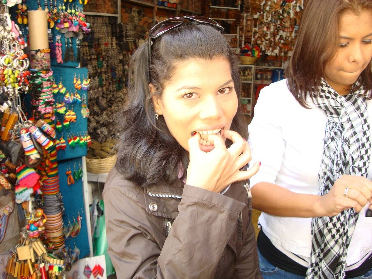 Chewing coca leaves to combat soroche