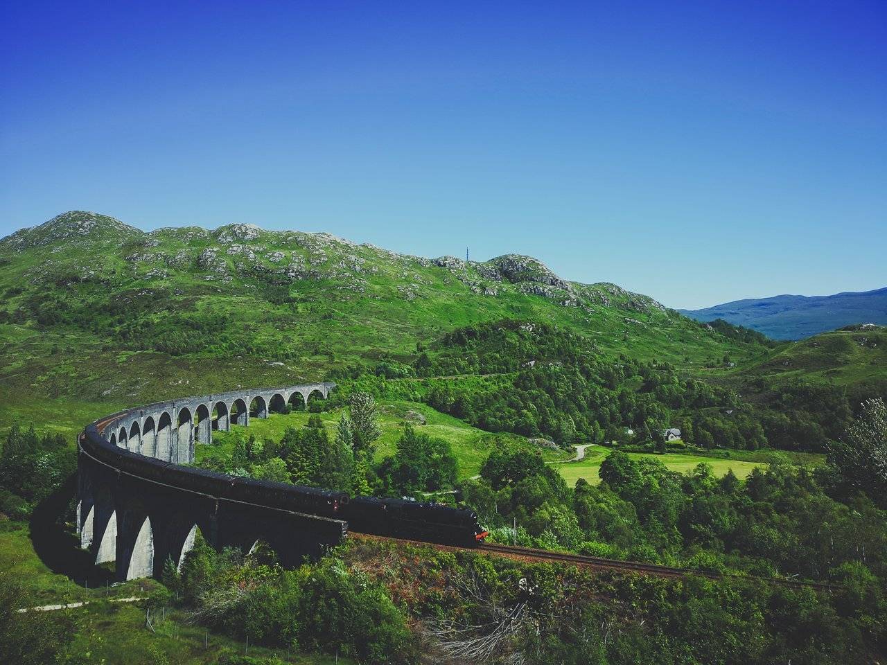   Though you might need to wait for a while, the whole experience of magical Jacobite train will pass by pretty fast. Photo by Alis Monte [CC BY-SA 4.0], via Connecting the Dots