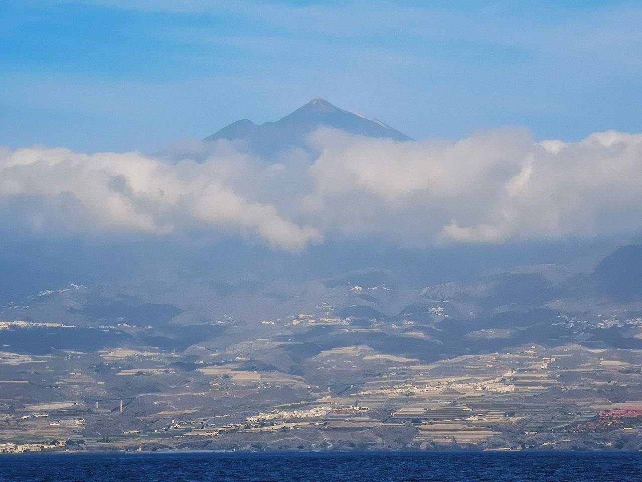   It is a popular challenge to climb Mount Teide from the sea level. Photo by Alis Monte [CC BY-SA 4.0], via Connecting the Dots