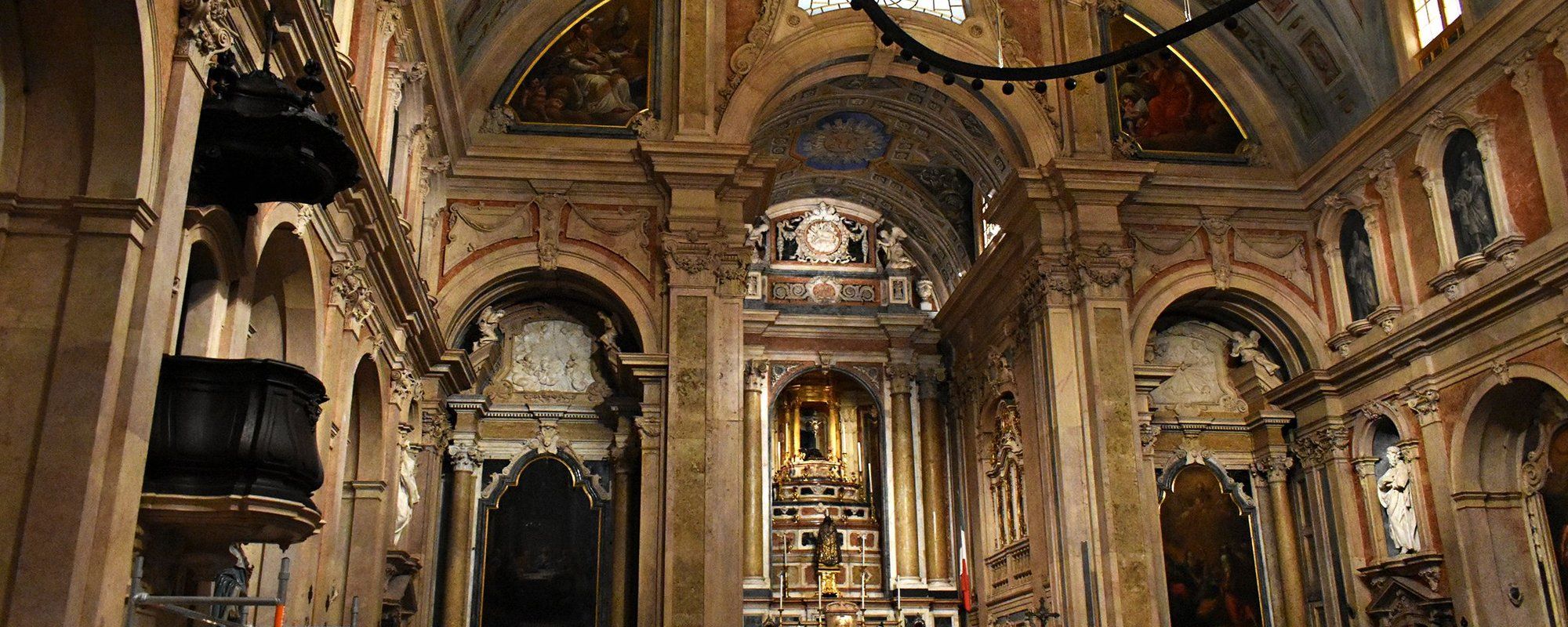 How to ruin a beautiful church - Igreja Italiana de Nossa Senhora do Loreto