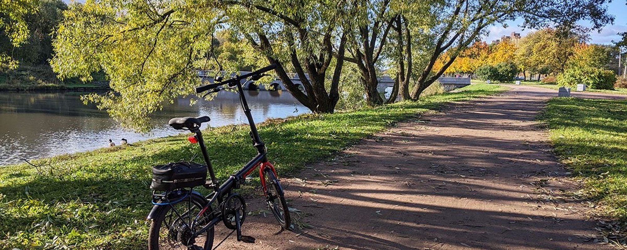 Cycling along the Peterhof Road