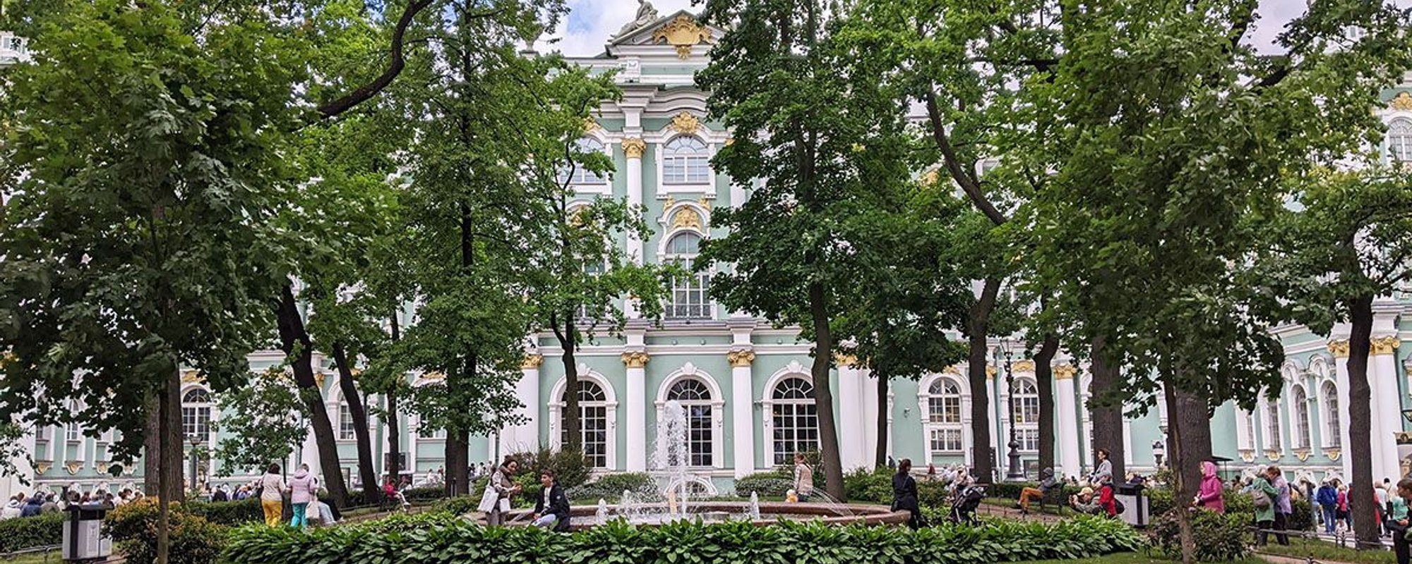 Before the concert, a walk in the Hermitage courtyard