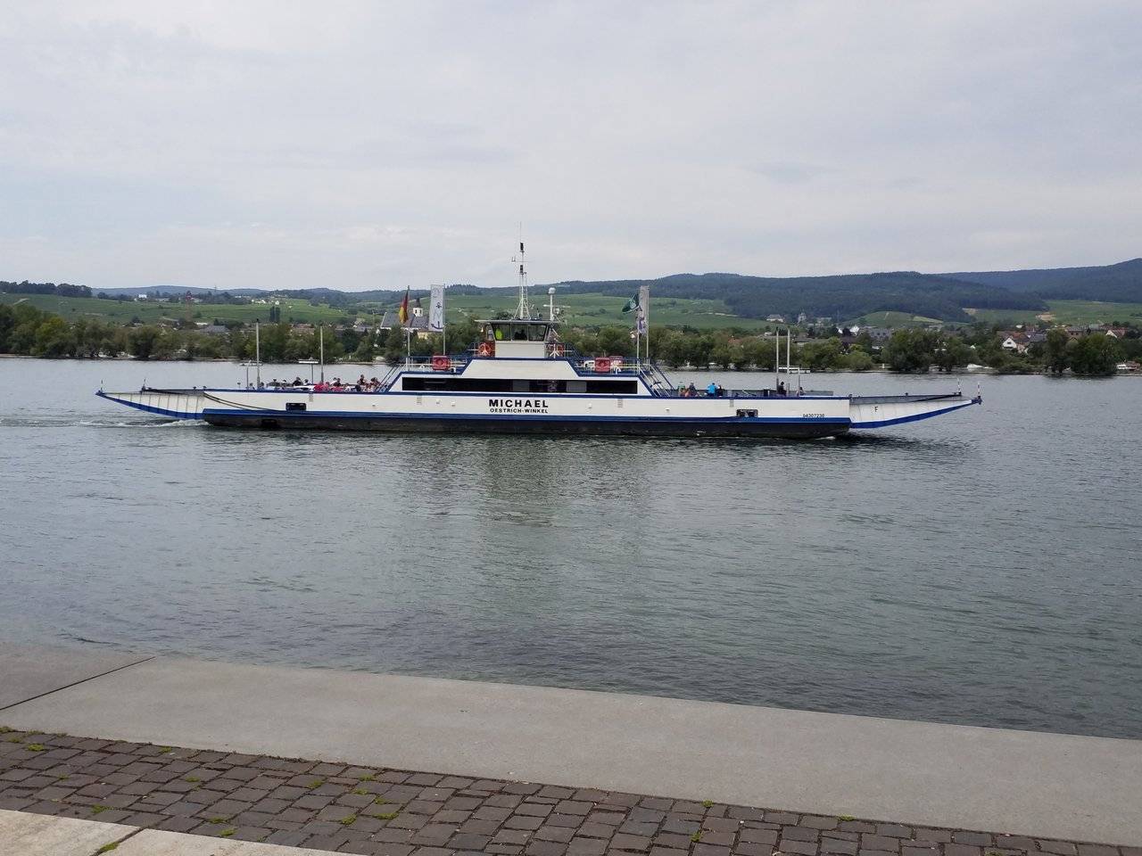Ferry departing with another group of passengers for Oestrich-Winkel