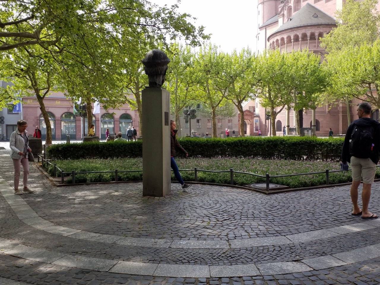 Bust of Johannes Gutenberg facing towards the Mainz Dom Plaza