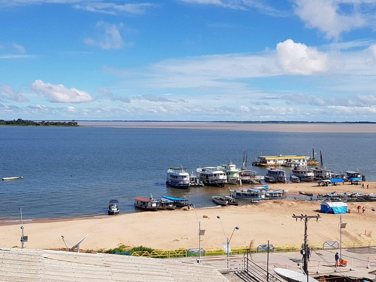 "Meeting of the waters": The blue Rio Tapajos ends into the brownish Amazon River