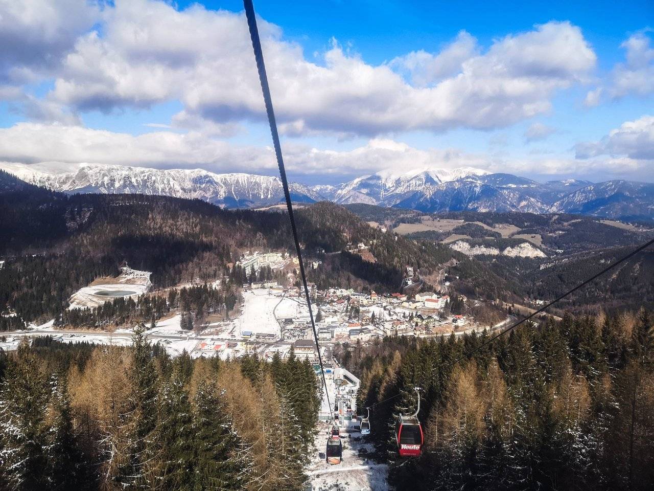   The ski lift alone is a venture worth your time. Photo by Alis Monte [CC BY-SA 4.0], via Connecting the Dots