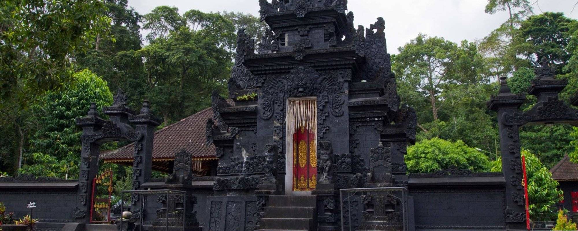 Balinese temples on Lombok? Yes! And they are really beautiful!