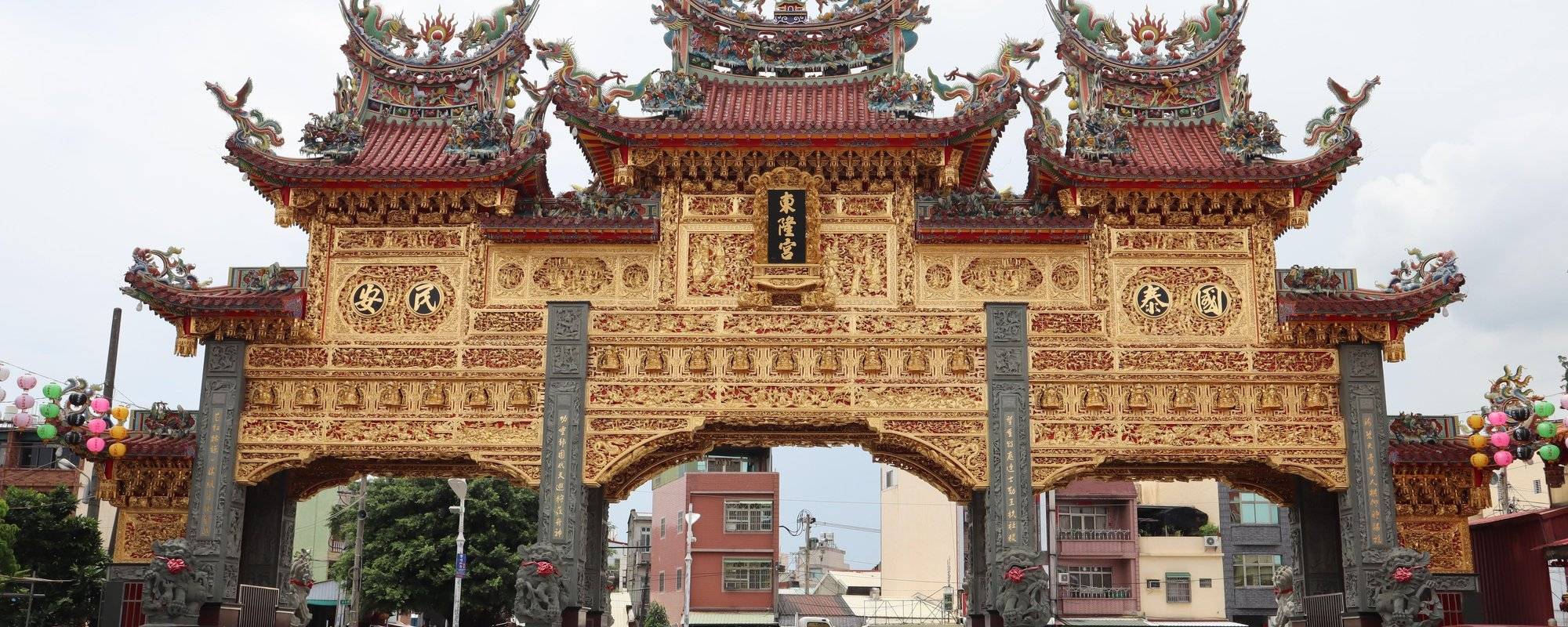 Taiwanese temples are so fancy. Here's Donggang's Golden 'Donglong Temple'  !