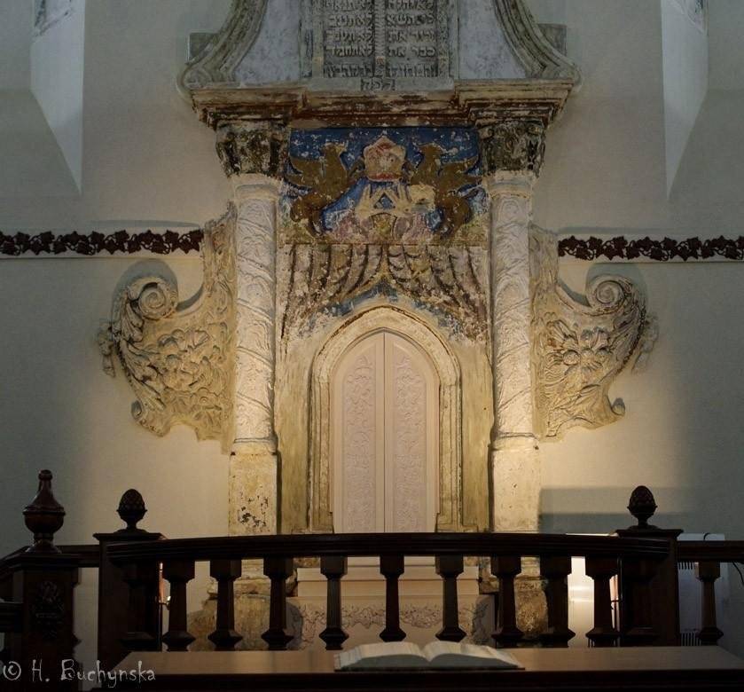 Sinagogue in Sataniv, Torah ark