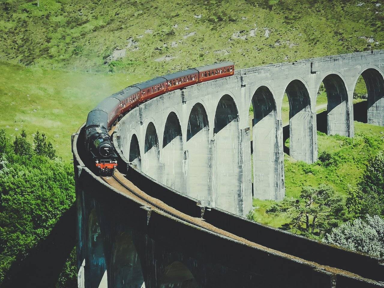   The actual Harry POtter train “The Jacobite” doesn’t spit out as much of a steam as it does in the movie. Photo by Alis Monte [CC BY-SA 4.0], via Connecting the Dots