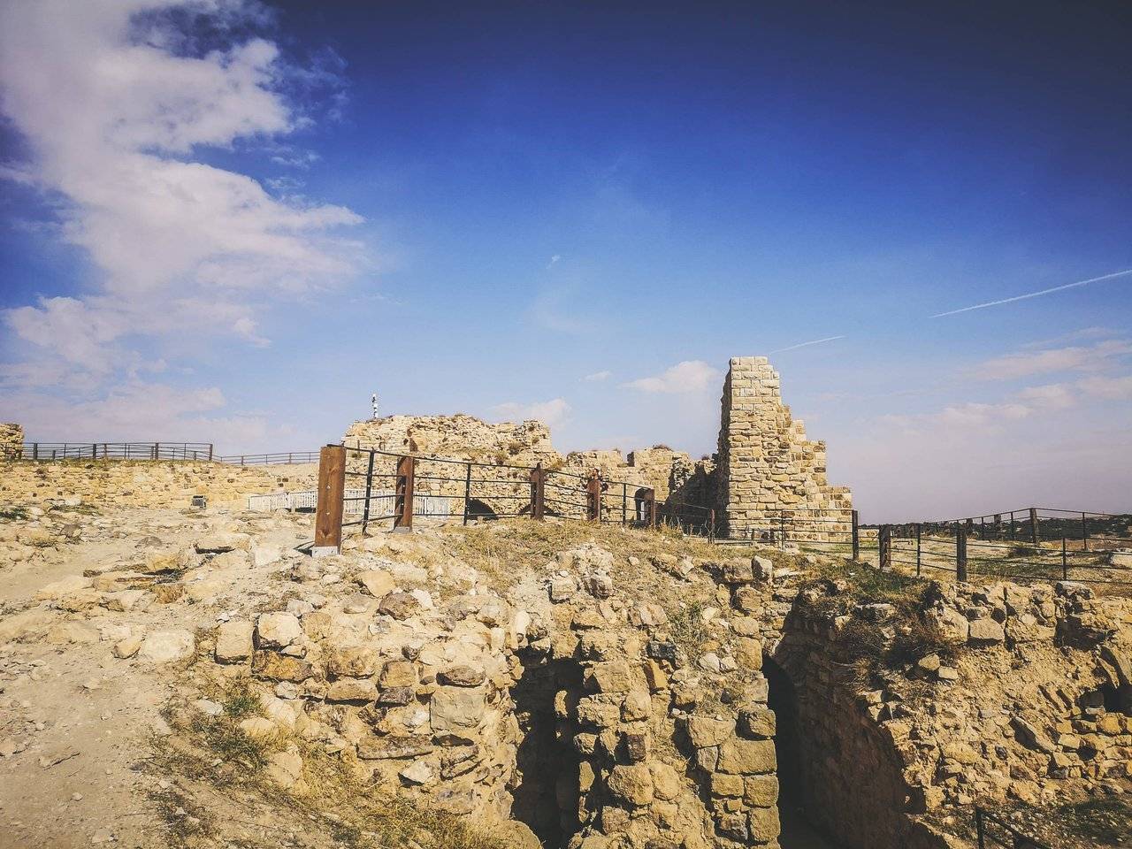   Throughout ages, the rulers of the castle built many layers on top of it. Photo by Alis Monte [CC BY-SA 4.0], via Connecting the Dots