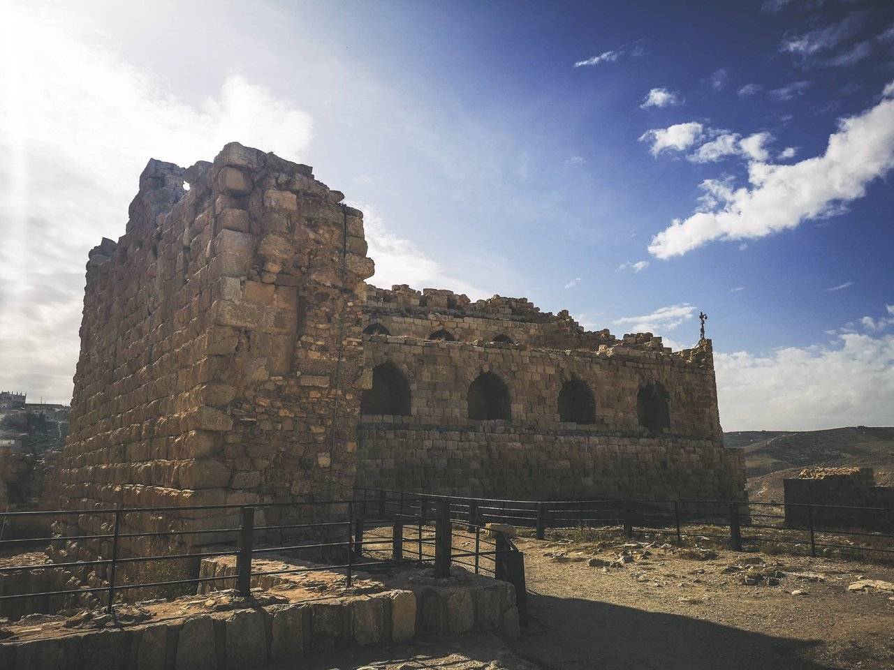   The ruins of palace in al-Karak castle. Photo by Alis Monte [CC BY-SA 4.0], via Connecting the Dots