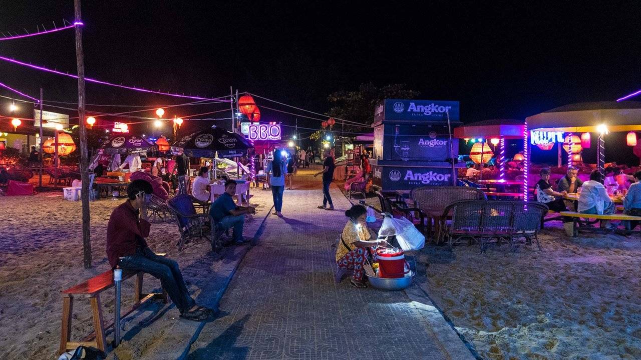 Sihanoukville-Ochheuteal-Beach-bei-Nacht.jpg
