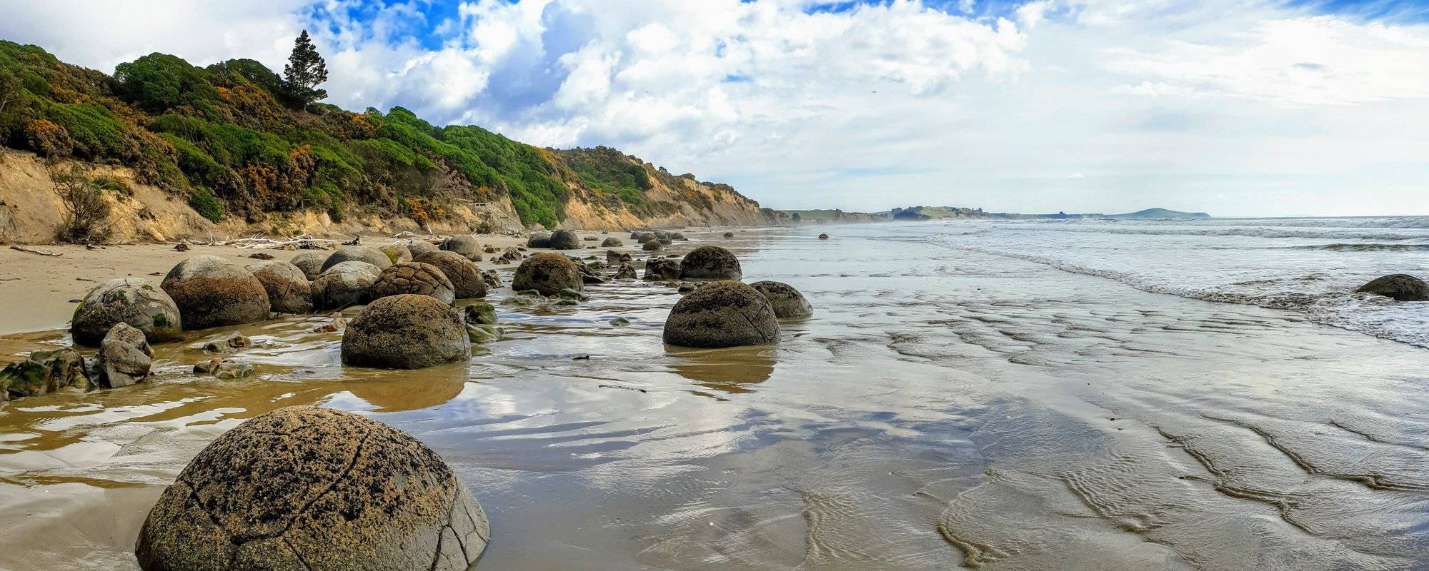 Aussie's in New Zealand: Moeraki - 60 million year-old boulders