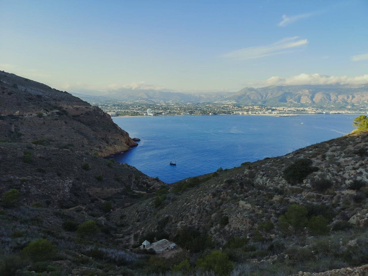   The coves of Serra Gelada and Benidorm Island were regular hideouts for pirates between the 16th and 18th centuries. Photo by Alis Monte [CC BY-SA 4.0], via Connecting the Dots