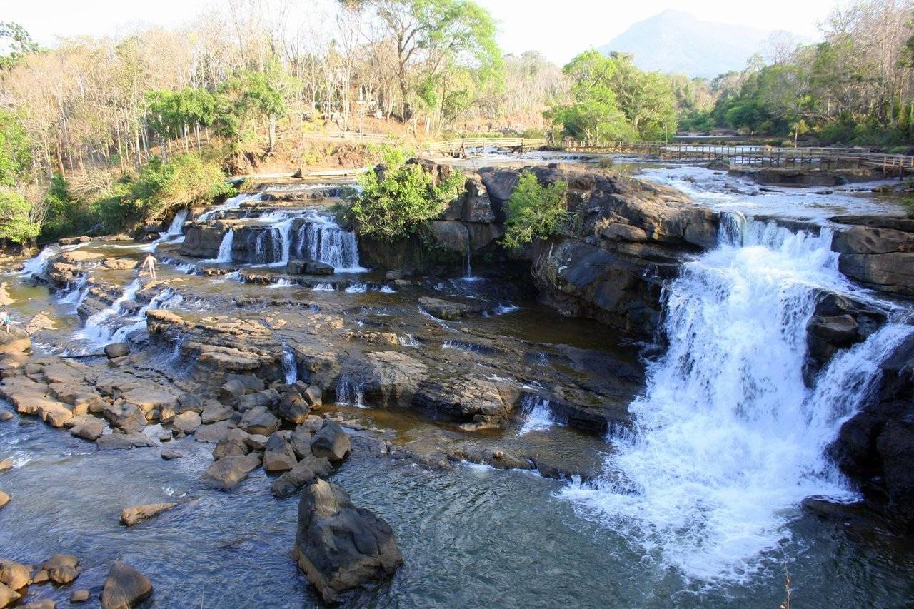 Tad lo village is famous for its three spectacular waterfalls: Tad Suong, Tad Hang and Tad Lo. We've seen them all, but Tad Lo is the one that I will never forget.