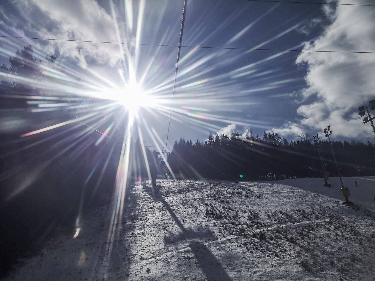   Be sure to take your sun glasses as the sun combined with snow can blind you. Photo by Alis Monte [CC BY-SA 4.0], via Connecting the Dots