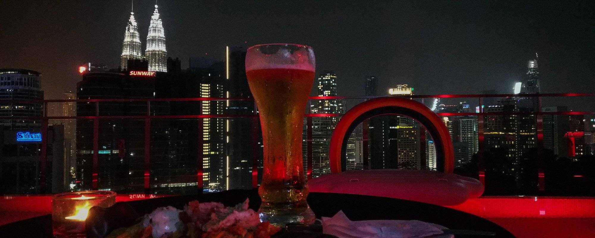 Chillin out at a rooftop bar in KL Malaysia 吉隆坡夜景超讚
