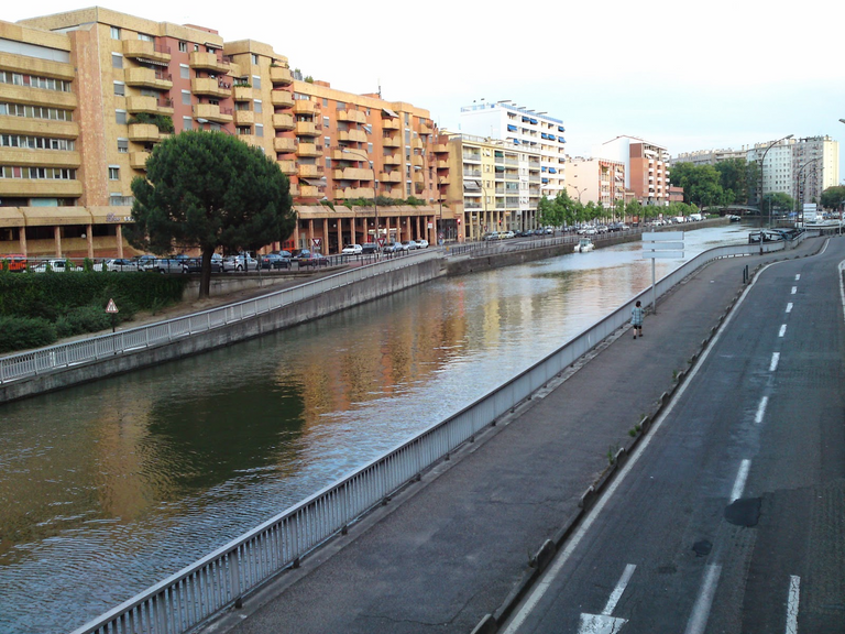 Garonne crossing the modern part of Toulouse