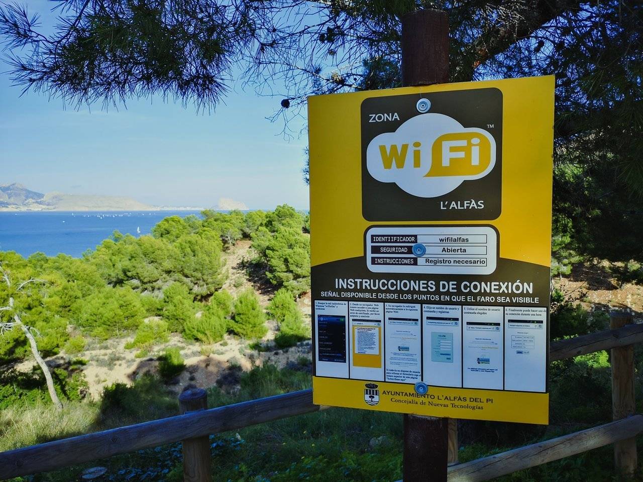   To my surprise, the area of the park even includes free wi-fi. Ironically, the routes, which need a connection for navigation the least, are the only ones to have it. Photo by Alis Monte [CC BY-SA 4.0], via Connecting the Dots