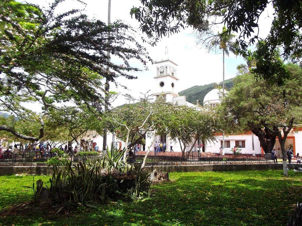 Iglesia desde la Plaza Bolívar