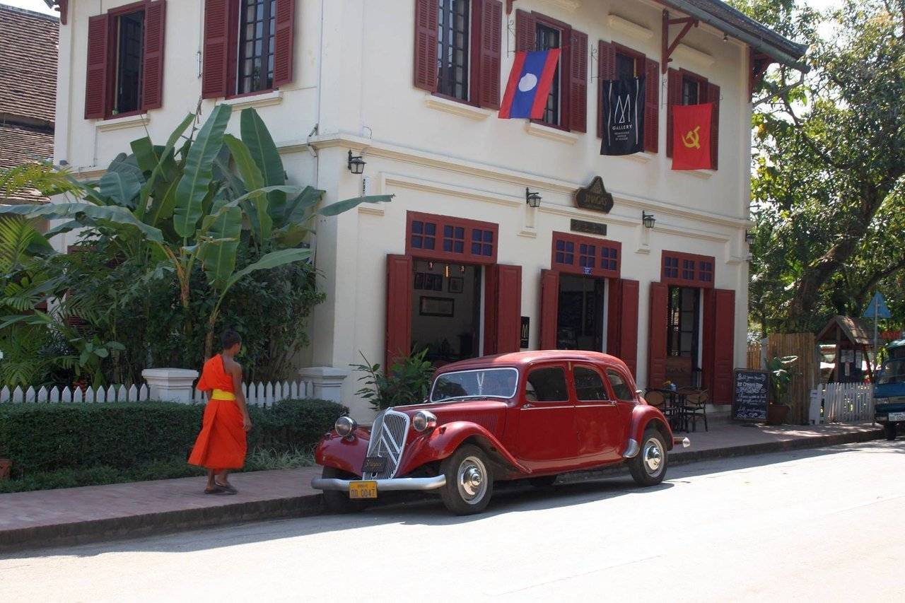 The first thing I've noticed once we reached the old town of Luang Prabang was the mixture of traditional Laotian and 19th-century French architecture.