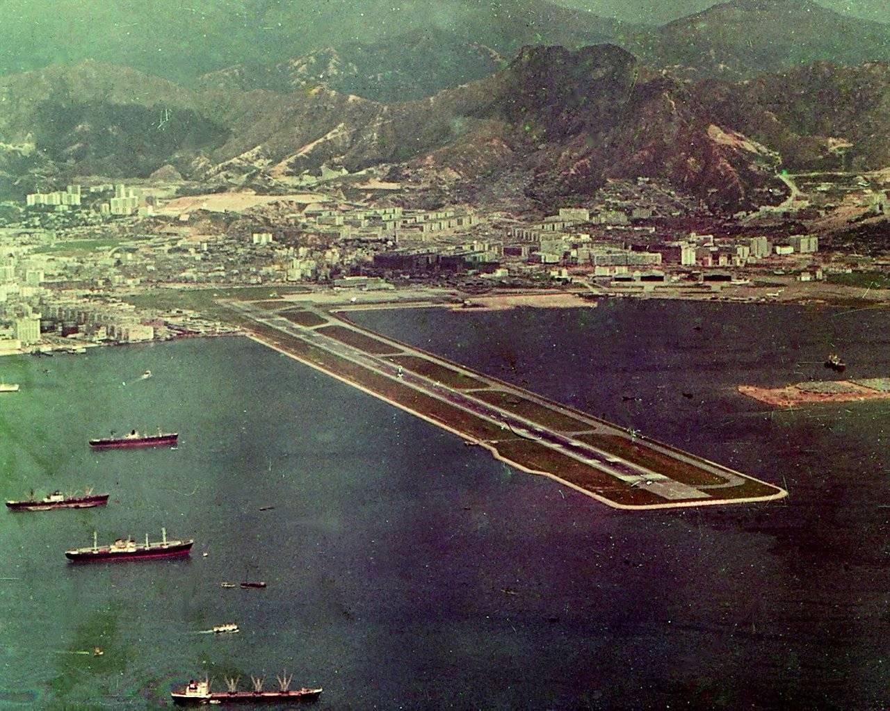 Hong_Kong_Kai_Tak_Airport_1971.jpg