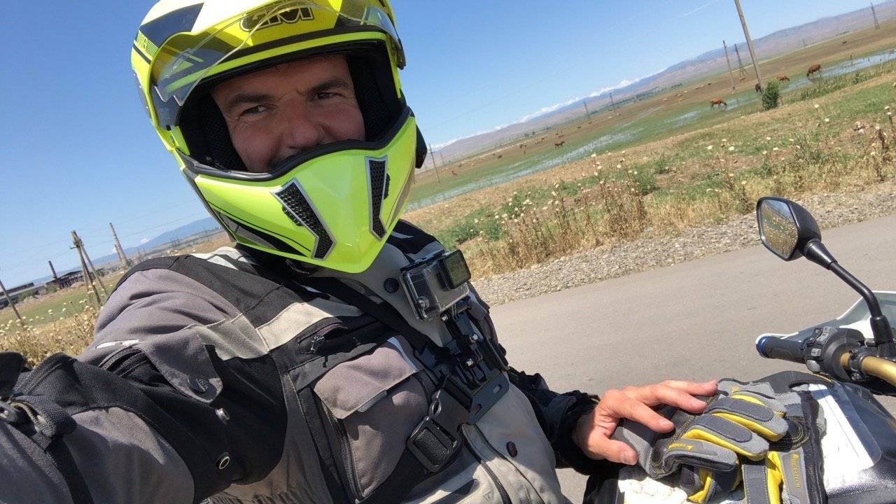 selfie am motorrad georgien.jpg